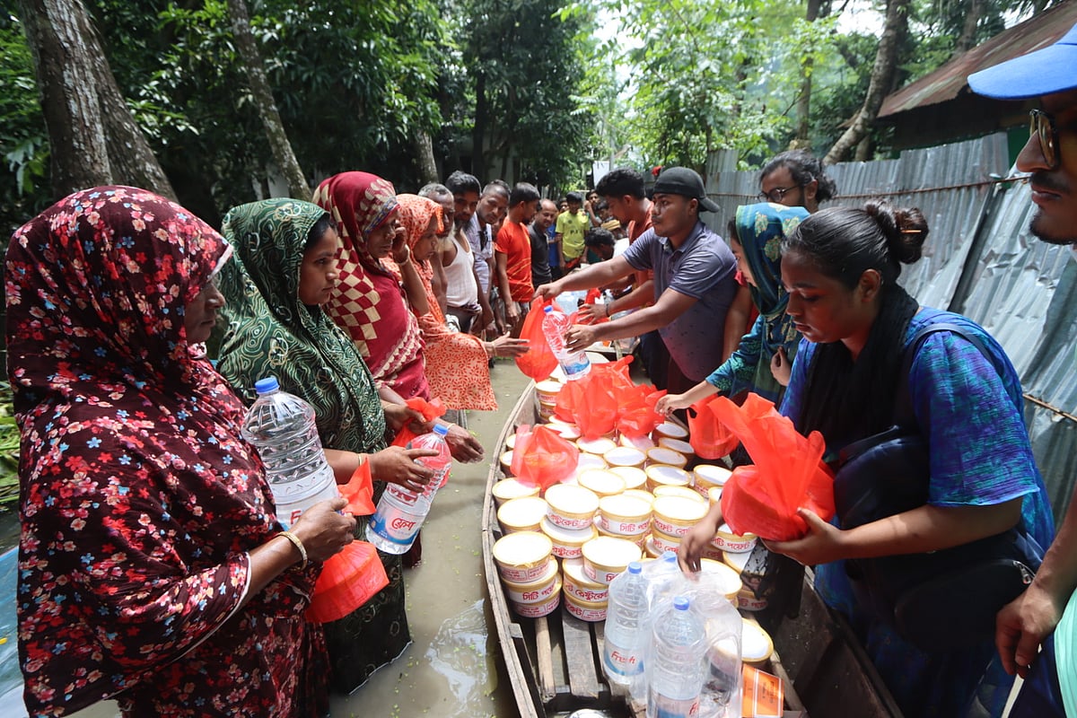 ৩০০ বানভাসি মানুষের মধ্যে রান্না করা খাবার ও পানিবাহিত রোগের ওষুধ বিতরণ করা হয়। আজ শনিবার সকালে কুমিল্লার লাকসাম উপজেলার রামারবাগ গ্রামে